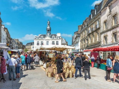 Le marché d'Auray tous les lundis avec la Ligne 606 Breizhgo